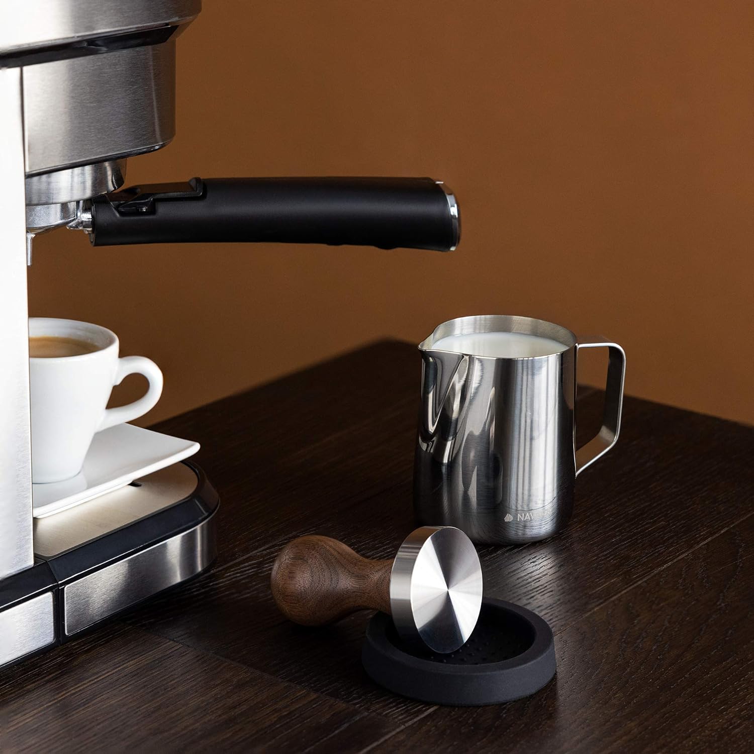 Navaris Coffee Tamper Set - Milk Jug and Stainless Steel Espresso Press with Walnut Handle for Coffee - 51mm Coffee Ground Compressor